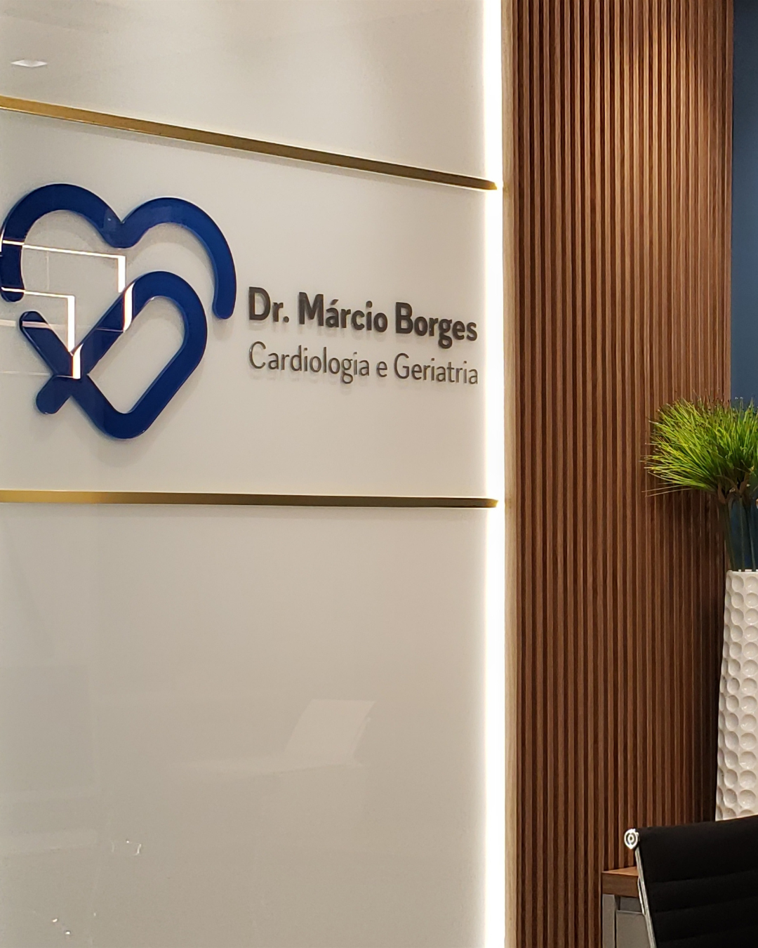 Sala da clínica com logotipo Dr. Márcio Borges